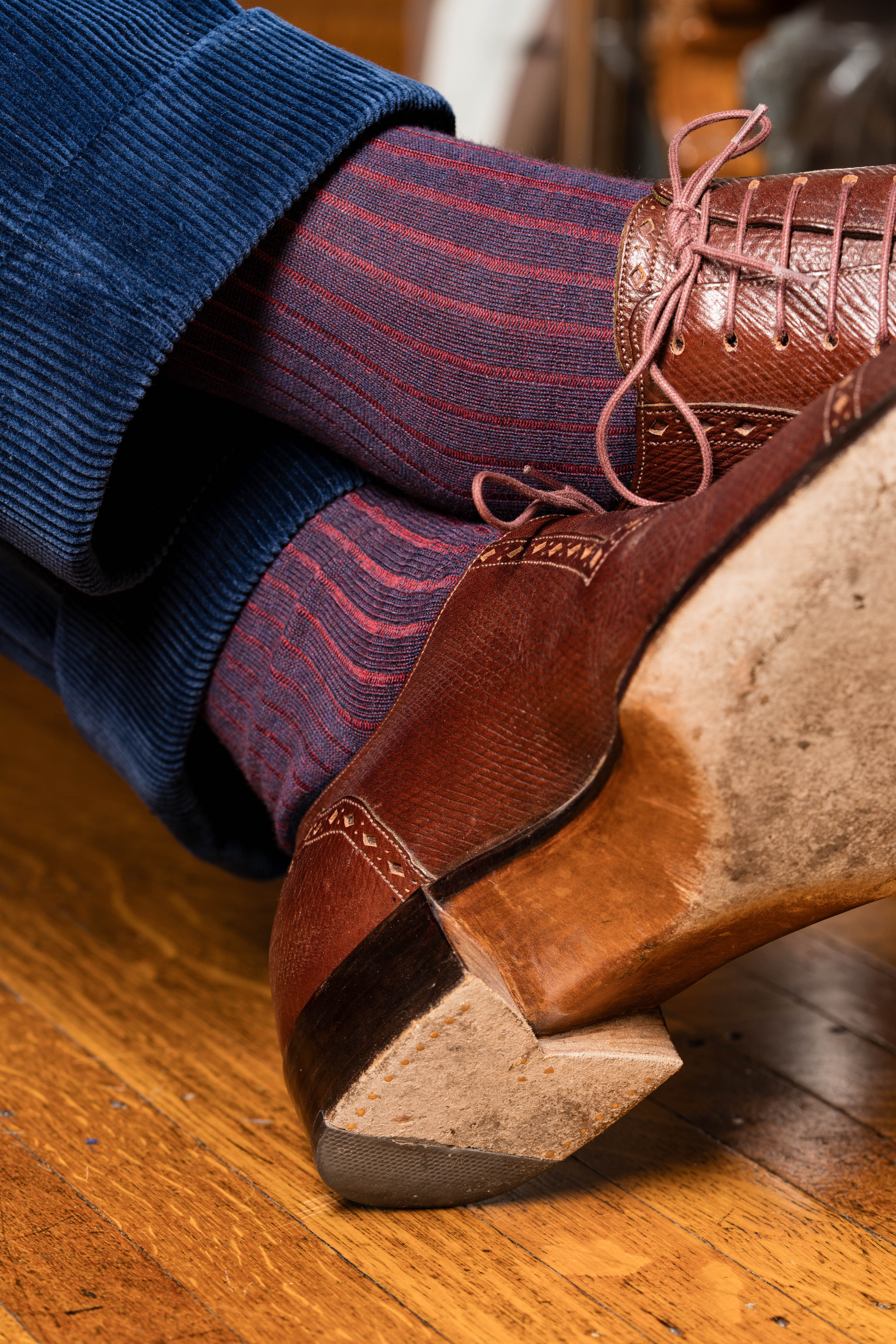 Navy & Red Shadow Stripe Midweight Cotton Socks – Gentleman's Gazette