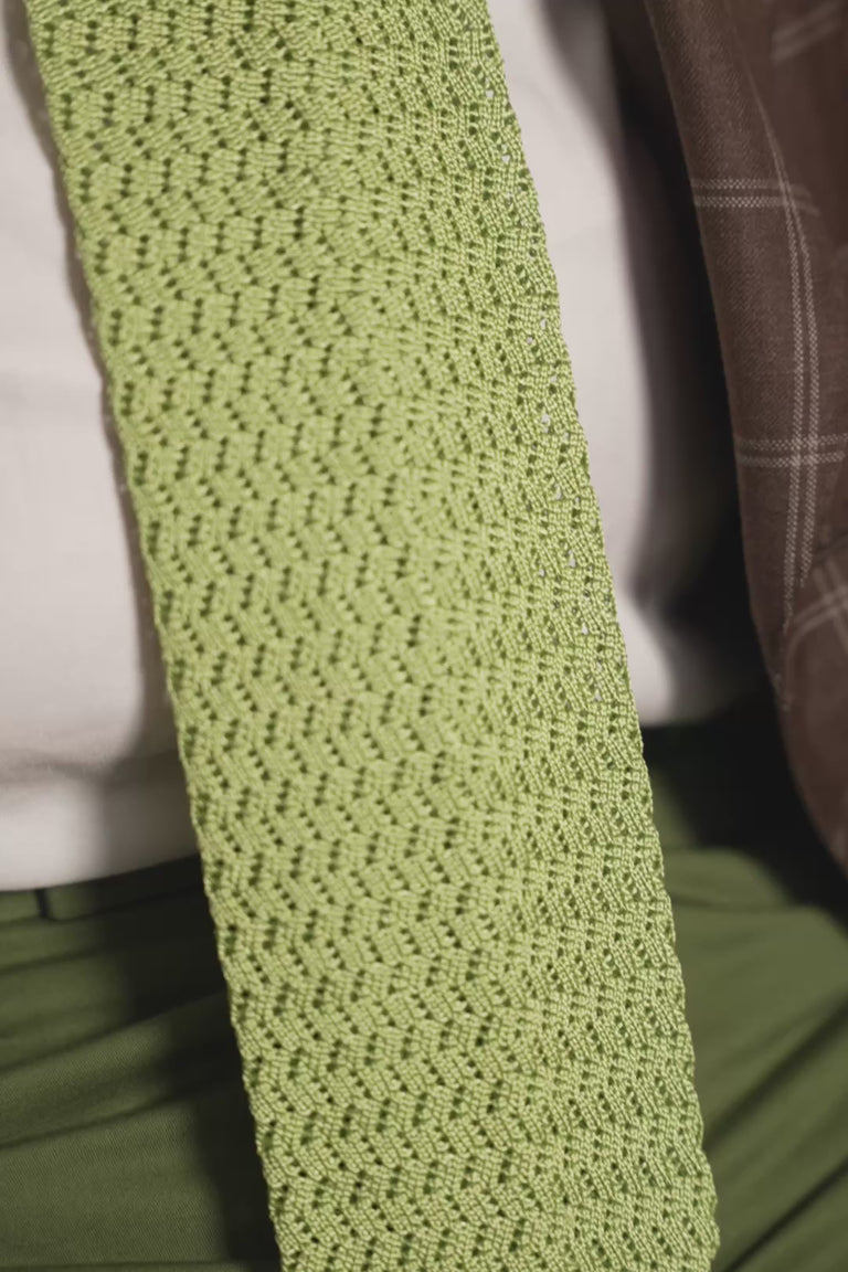 Looping video for Granny Smith Green Zigzag Silk Knit Tie