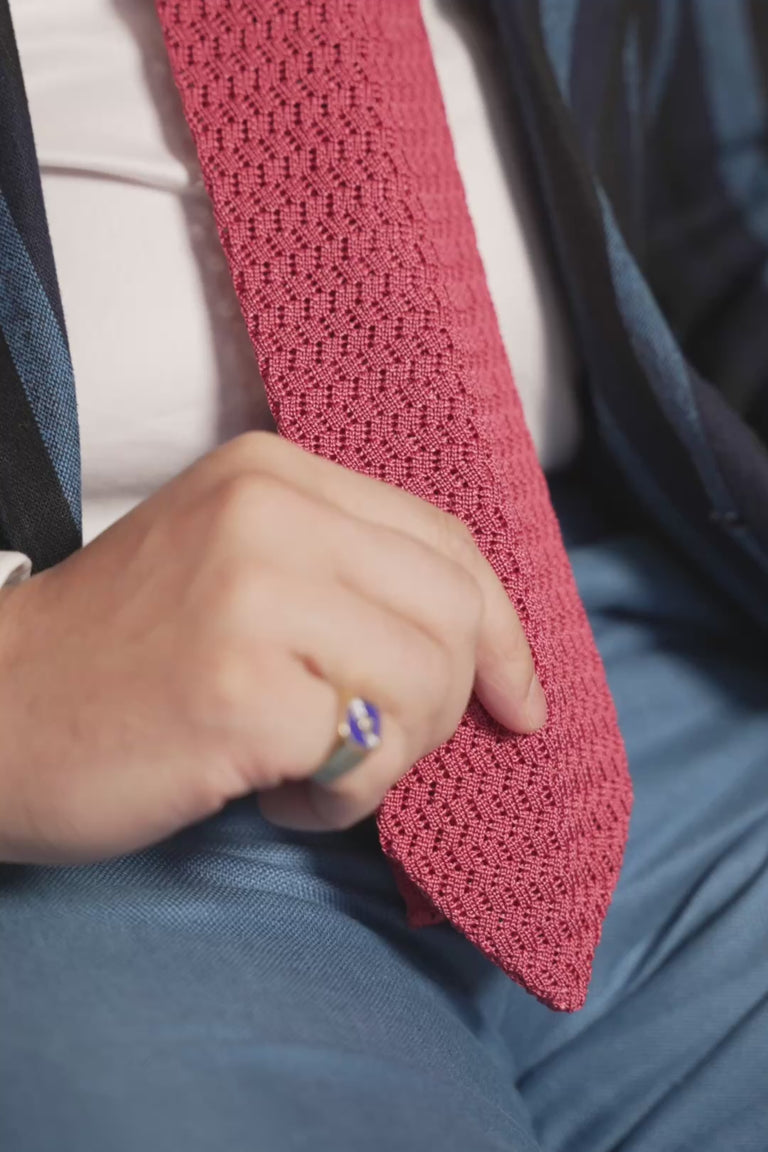 Salmon Zigzag Silk Knit Tie looping video