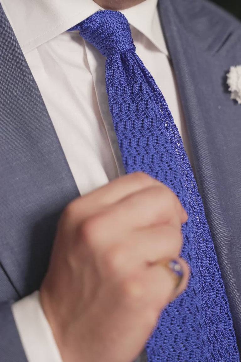 Ocean Blue Zigzag Silk Knit Tie looping video