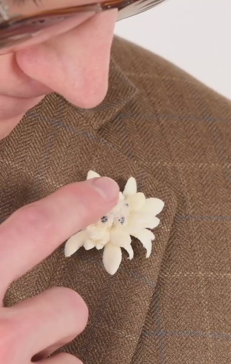 Video of an edelweiss boutonniere 